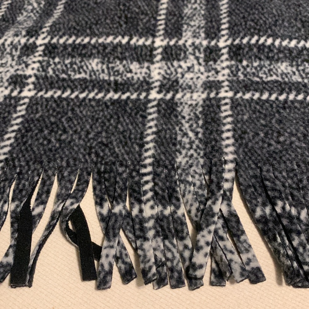 Handmade Fleecy Women’s Shawl NWOT - Picture 4 of 5
